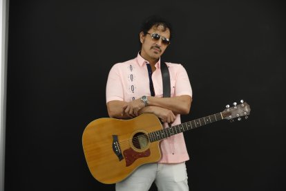 No le gusta hacer temas por moda o seguir géneros que estén marcando la tendencia, como por ejemplo, el regional mexicano.