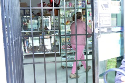 María tuvo que colocar rejas metálicas para evitar otro atraco violento.