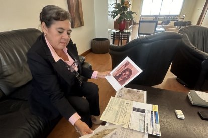 Gladys Torres tiene una serie de documentos relacionados con su madre, de quien la separaron a los 3 días de nacida.