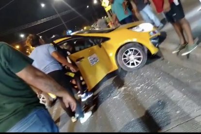 Sujetos en motocicleta atacaron a quienes viajaban en el taxi.