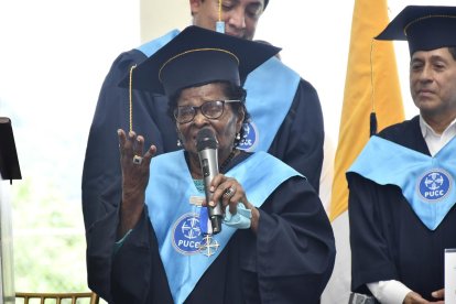 Petita Palma es la figura más importante del folclor afroesmeraldeño. Aquí recibe el máximo honor de la academia.