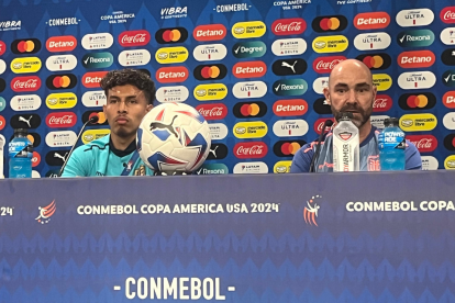 Sarmiento y Sánchez Bas hablaron ante la prensa.