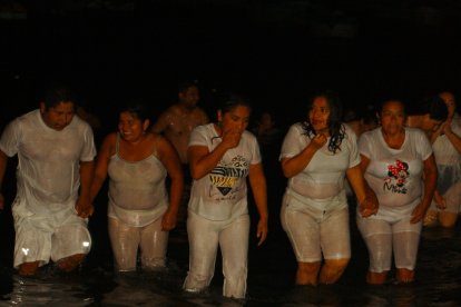 Los devotos ingresaron al mar cuando el reloj marcó las 24:00.