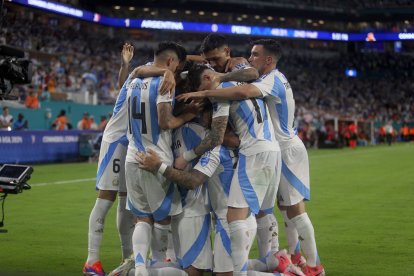 La selección de Argentina terminó como líder del grupo A, con 9 puntos.