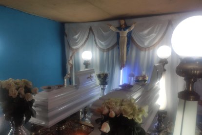 Los restos de los pequeños fueron velados en la casa donde vivían.