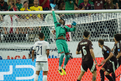 La selección de Ecuador sufrió el partido, pero logró la clasificación.