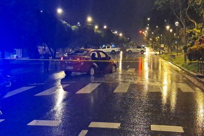 En este vehículo rojo se movilizaban tres personas que fueron baleadas. Dos de ellas perdieron la vida.