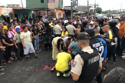 El cadáver quedó tendido en la vía luego del ataque.