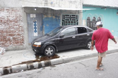 Sujetos armados dispararon contra el vehículo y la vivienda.