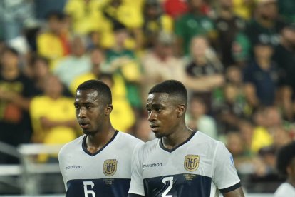 William Pacho (i) y Félix Torres lucieron contrariados en uno de los momentos del partido ante México.