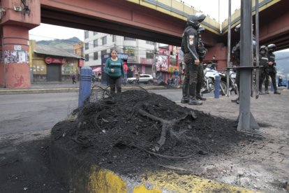 En el sur de Quito, la gente cerró parte de la avenida Mariscal Sucre.
