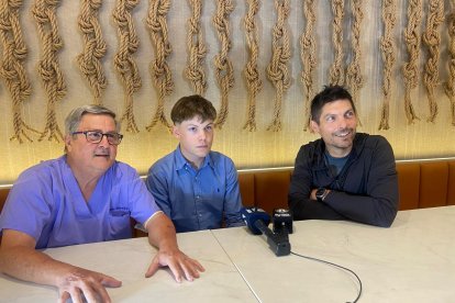 Eric Grauffel y su hijo Robin, junto a Roberto Gilbert, de la Federación de tiro práctico.