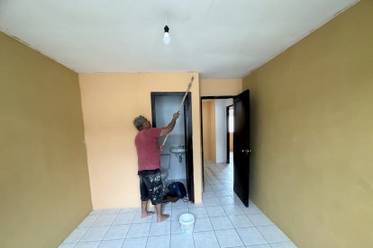 Es importante limpiar las paredes antes de aplicar el sellador.