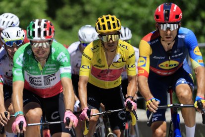Richard Carapaz (c) lució el maillot amarillo durante la cuarta etapa del Tour de Francia.