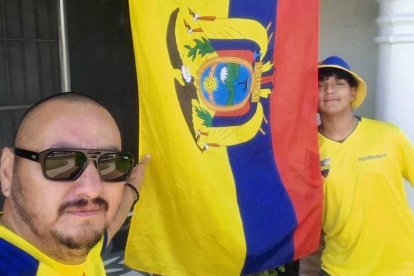 Los Alulema, padre e hijo, no se pierden los partidos de la Tri en Estados Unidos.