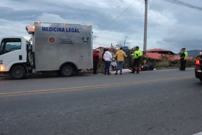 Vehículo de Medicina Legal llegó a recoger el cuerpo de la víctima.