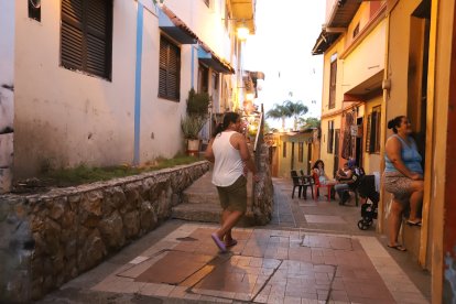 El callejón El Galeón es lugar de entrada a la cancha en la que se realizan las fiestas.