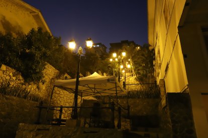 Al inicio de las escalinatas que permiten subir al callejón se ubica una carpa de Segura EP  que se encuentra vacía.