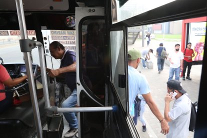 Los ladrones suelen mezclarse entre los pasajeros para subir a los buses y más adelante robar.