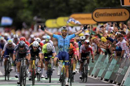 El ciclista británico Mark Cavendish (Astana Qazaqstan Team) llegando a la meta en la quinta etapa del Tour de Francia