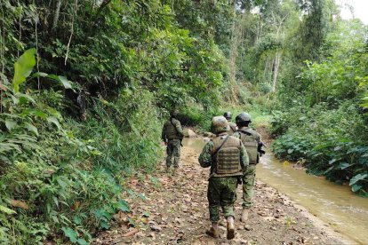 Personal militar rastrea a seis personas que están desaparecidas en las minas de Ponce Enríquez.