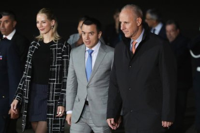 El presidente de Ecuador, Daniel Noboa (c), y su esposa, Lavinia Valbonesi (i), caminan junto al ministro de Relaciones Exteriores del Perú, Javier González-Olaechea, a su llegada este miércoles, al Grupo Aéreo No. 8 en Lima (Perú).