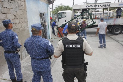 Fuerzas del orden se llevaron portones y cámaras.