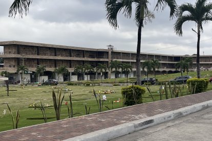En el piso dos y tres de la edificación de nichos del cementerio Jardines de Esperanza fueron colocados los cadáveres de la morgue.