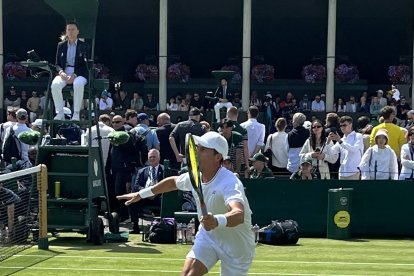 El ecuatoriano Escobar durante la disputa del partido de ayer que tuvo buen marco de público.