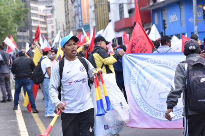 Los comerciantes sacan ventaja de la marcha por el paro nacional.