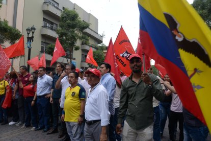 Una gran manifestación se concentra en el centro de Guayaquil.