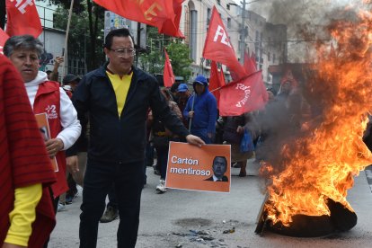 Durante la manifestación empezaron a quemar llantas.