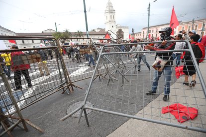 Manifestantes dañan algunas vallas en Quito.