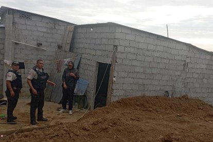 La víctima estaba en una cama con las manos y pies amarrados.