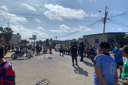 La víctima quedó tendida en el pavimento.