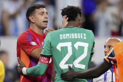 Dibu Martínez y Alexander Domínguez tras la tanda de penales entre Ecuador y Argentina.