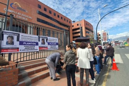 Carteles pegados en la entidad judicial donde se desarrolló la diligencia.