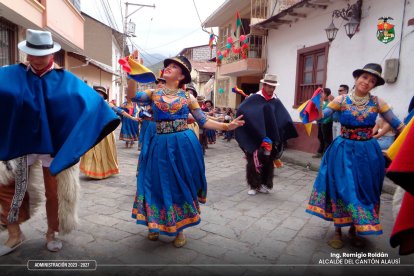 Con desfiles y presentaciones rindieron homenaje al cantón en su bicentenario.