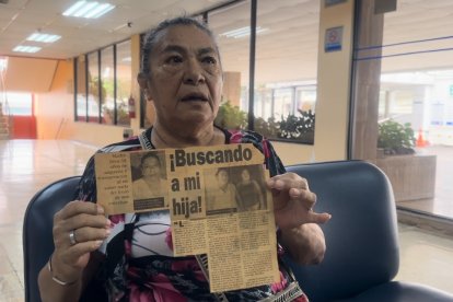 Historias paralelas. María Quito dice que Gladys Torres es su hija. Muestra un recorte de EXTRA de hace 25 años, cuando ella buscaba a su hija.