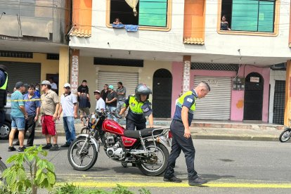 El motorizado quedó tendido en la calzada, sin signos vitales.