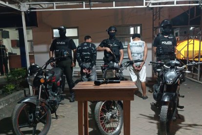 La policía detuvo a los dos antisociales, que son menores de edad.