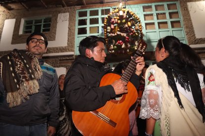 Las mujeres de la comuna de Zuleta cantan al ritmo de los violines, rondines y guitarras. Usan sus mejores trajes.