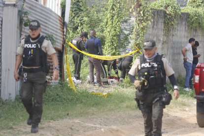 Policías acudieron al punto para recabar información y retirar el cuerpo.