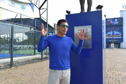 Jefferson Pérez, junto al monumento en su honor en el estadio Modelo Alberto Spencer de Guayaquil.