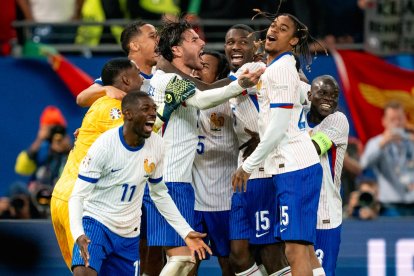 La selección de Francia festejó la clasificación a semifinales tras vencer en penales a Portugal