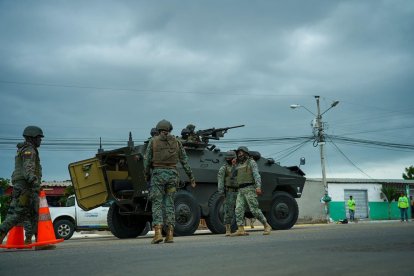Personal de las Fuerzas Armadas custodiando Manta