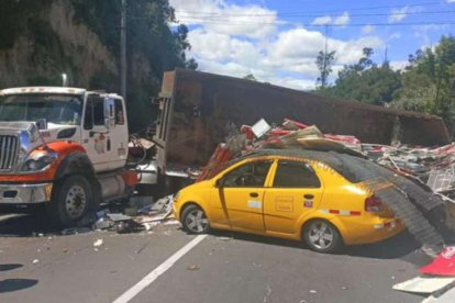 El accidente ocurrió la tarde de este lunes 8 de julio de 2024, en la avenida Simón Bolívar, en Quito.