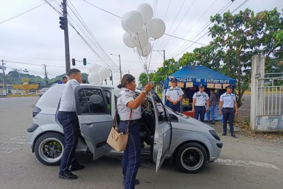Con globos blancos despidieron al agente Anthony Zuriaga.