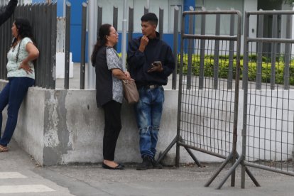 Familiares de Miguel Ángel Baquero León llegaron a la morgue para retirar su cuerpo.