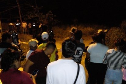 En el recinto Bermejo, unos vecinos se alarmaron con lo ocurrido a los jóvenes.